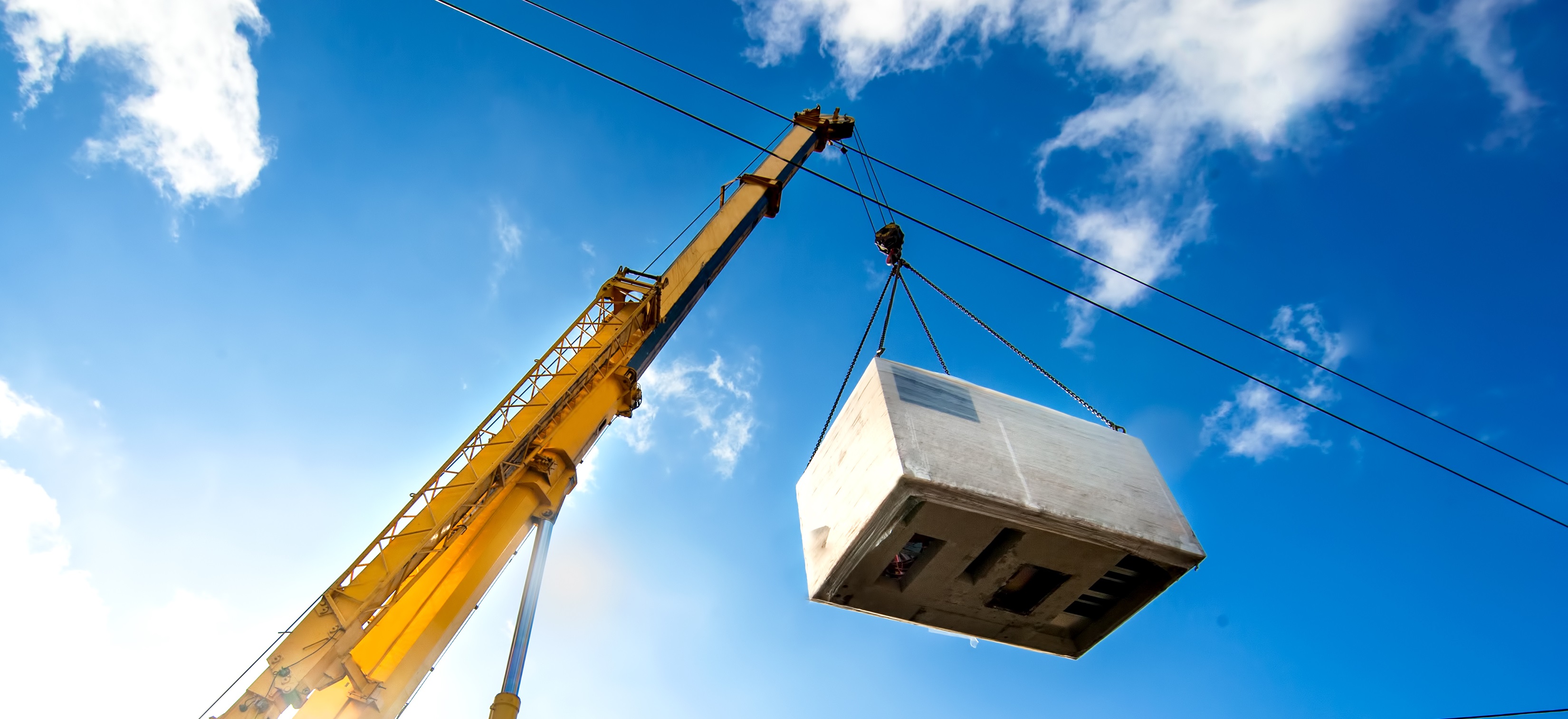 Mobile crane operating by lifting and moving electric generator